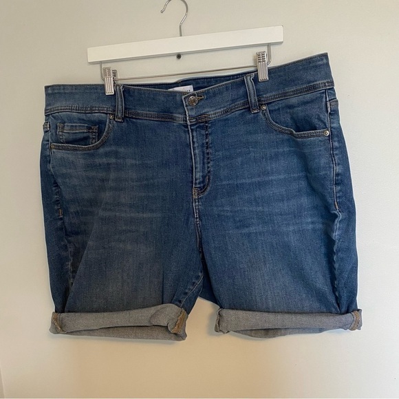 LANE Bryant High Rise Medium Wash Jean Short Sz 20 - Picture 5 of 9